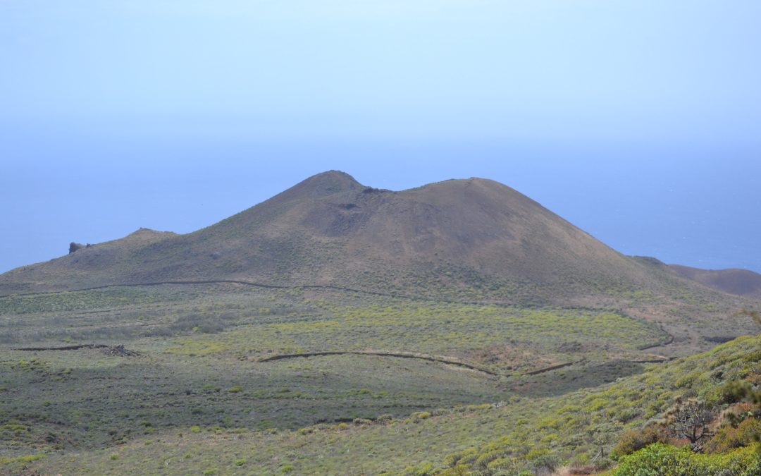 El Camino de Sabinosa a La Dehesa: Naturaleza y Tradición en El Hierro